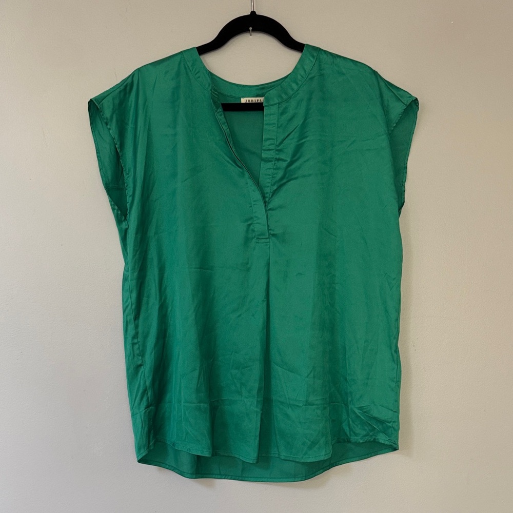 JODIFL Emerald Split V-Neck Cap Sleeve Blouse